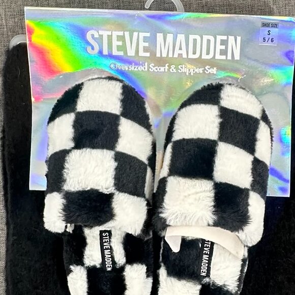 NEW! Steve Madden Gift Ser Oversized Scarf &‎ Slipper Set Shoe Size Small 5/6 - Picture 2 of 11